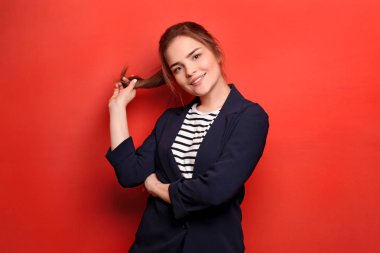 Renkli arka planda güzel bir genç kadının portresi