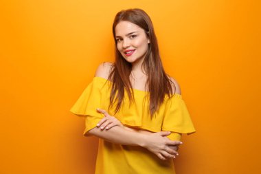 Renkli arka planda güzel genç bir kadın