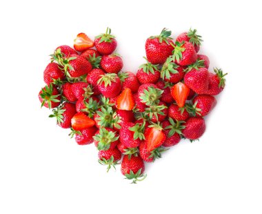 Olgun kırmızı çilek beyaz zemin üzerine yapılan kalp