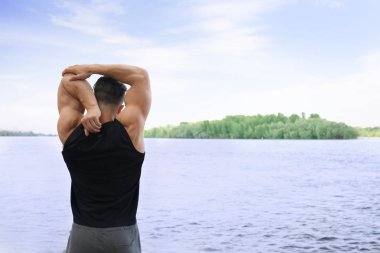 Nehir kenarında eğitim sportif genç adam