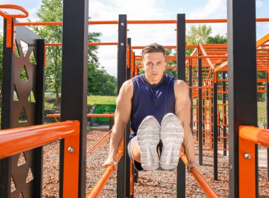 Sportif genç adam atletik sahada eğitim