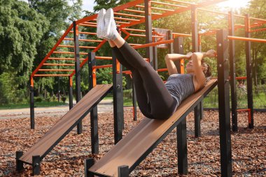 Sportif genç kadın atletik sahada eğitim