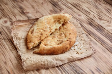 Taze lezzetli Pide ahşap tablo