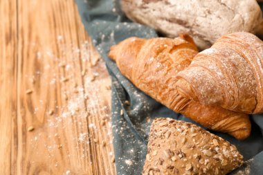 Ahşap masa üzerinde farklı ekmek yapım ürünleri