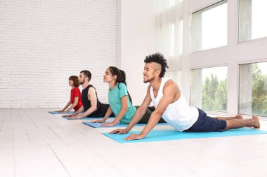 Grup pratik kapalı yoga sportif insan