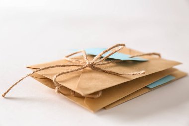 Beyaz arka plan üzerinde posta zarflar