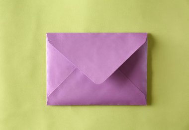 Renk arka plan üzerinde posta zarf