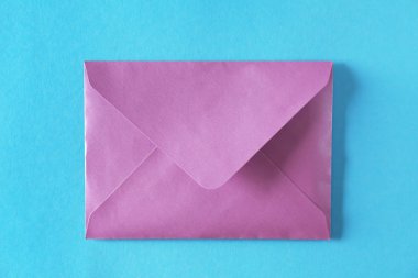 Renk arka plan üzerinde posta zarf