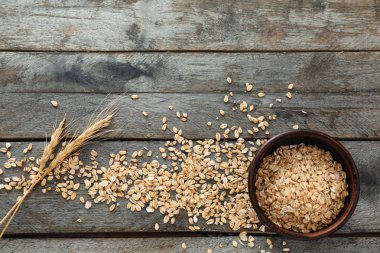 Ahşap arka plan üzerinde çiğ yulaf ezmesi ile kompozisyon