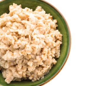 Beyaz zemin üzerine hazırlanan yulaf ezmesi ile kase