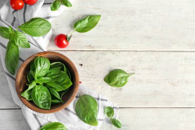 Ahşap arka plan üzerinde taze Fesleğenli kase