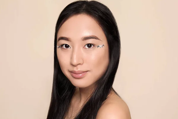 Retrato Hermosa Mujer Asiática Sobre Fondo Claro — Foto de Stock