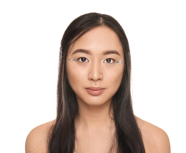 Beyaz Zemin Üzerinde Güzel Asyalı Bir Kadın Portresi — Stok fotoğraf