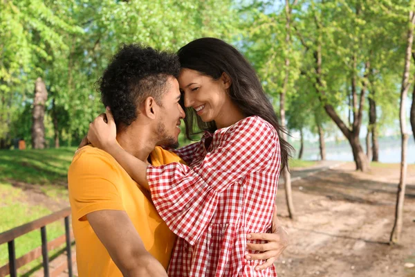 Glückliches Afrikanisch Amerikanisches Paar Einem Frühlingstag Park — Stockfoto