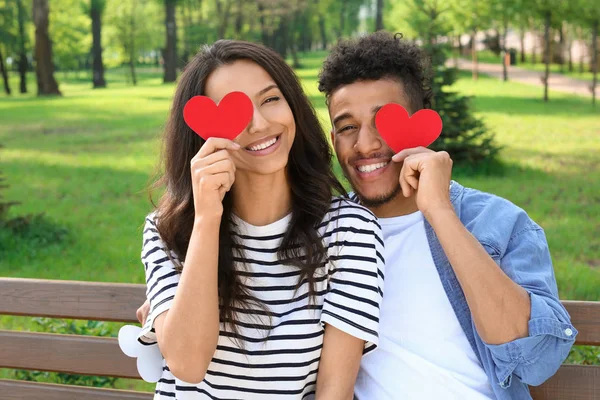 Glückliches Afrikanisch Amerikanisches Paar Mit Papierherzen Frühlingstag Park — Stockfoto