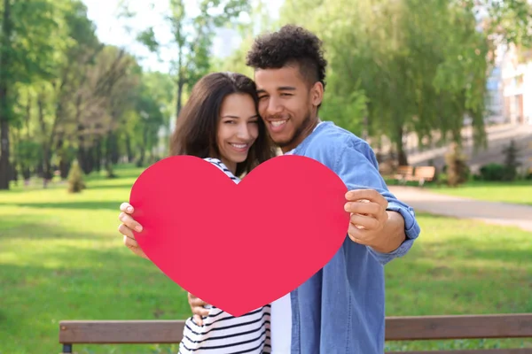 Feliz Pareja Afroamericana Con Corazón Papel Parque Día Primavera —  Fotos de Stock