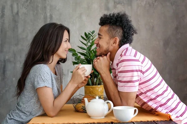 Feliz Casal Afro Americano Bebendo Chá Casa — Fotografia de Stock