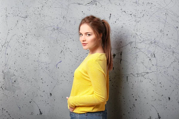 Mooie Jonge Vrouw Tegen Grijs Muur — Stockfoto