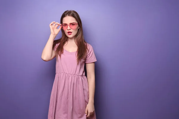 Mujer Joven Con Gafas Sol Forma Corazón Sobre Fondo Color —  Fotos de Stock