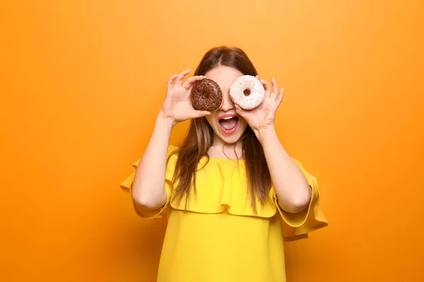 Attractive Girl Posing Doughnuts Color Background — Stock Photo, Image