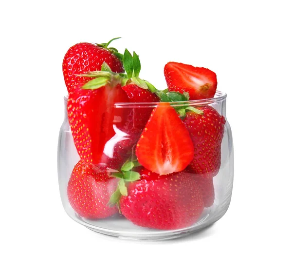熟した赤いイチゴ 白い背景の上にガラスの瓶 — ストック写真