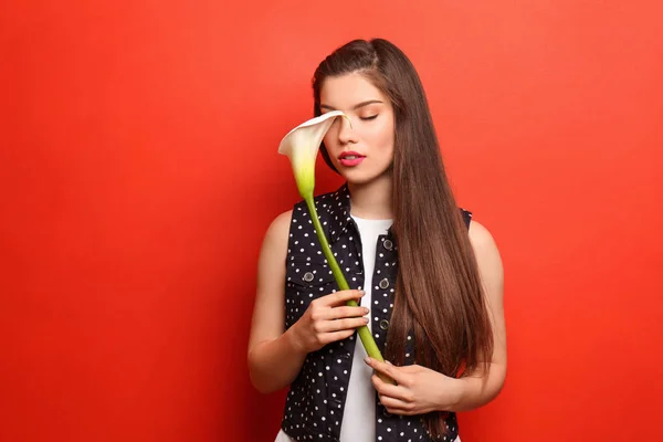 Hermosa Mujer Joven Con Flor Sobre Fondo Color —  Fotos de Stock