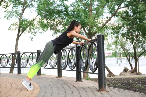 Sporty Young Woman Training Park — Stock Photo, Image