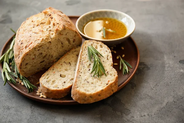 Bord Met Vers Lekker Brood Olie Tafel — Stockfoto