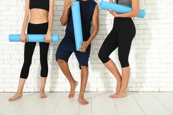 Group Sporty People Yoga Mats White Brick Wall — Stock Photo, Image