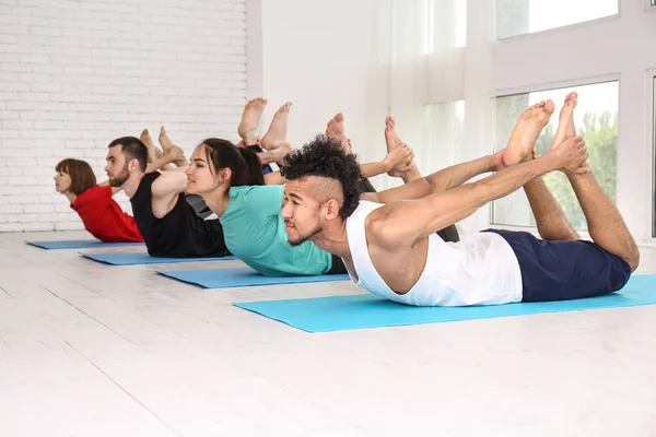 Grupo Deportistas Practicando Yoga Interiores — Foto de Stock