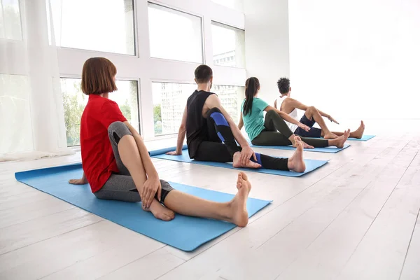 Gruppo Persone Sportive Che Praticano Yoga Chiuso — Foto Stock
