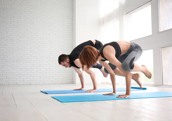 Hombre Mujer Deportistas Practicando Yoga Interiores — Foto de Stock