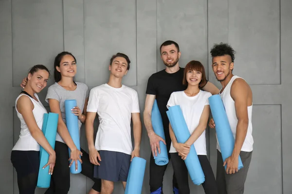 Grupo Deportistas Con Colchonetas Yoga Cerca Pared Gris — Foto de Stock