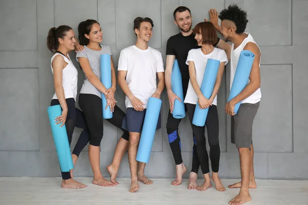 Group Sporty People Yoga Mats Grey Wall — Stock Photo, Image