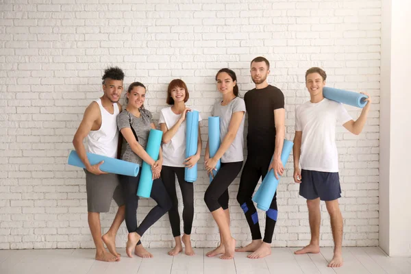 Groep Sportieve Mensen Met Yoga Matten Buurt Van Witte Bakstenen — Stockfoto