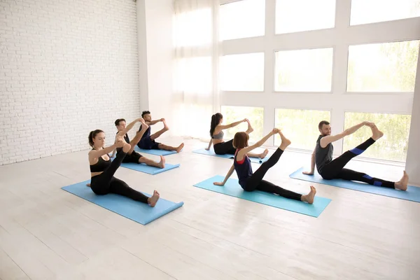 Grupo Deportistas Practicando Yoga Interiores — Foto de Stock