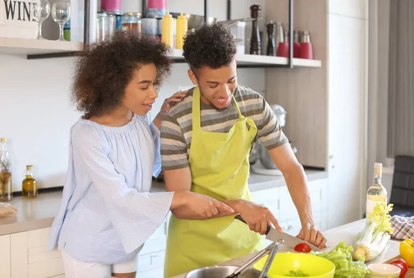 Young African American Couple Cooking Together Kitchen — Stock Photo, Image