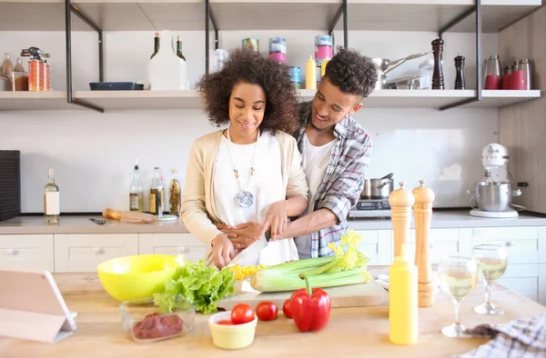 年轻的非洲裔美国人夫妇一起在厨房做饭 — 图库照片