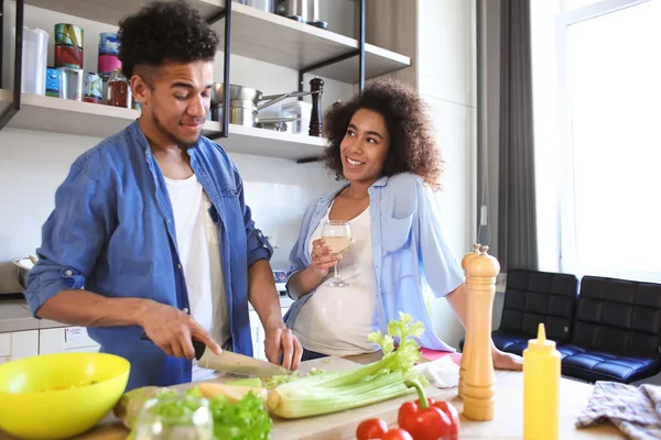 Joven Mujer Afroamericana Bebiendo Vino Novio Cocinando Cocina — Foto de Stock