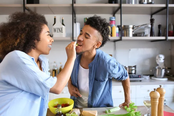 Joven Pareja Afroamericana Degustando Comida Mientras Cocinan Juntos Cocina — Foto de Stock