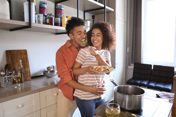 Joven Pareja Afroamericana Abrazando Degustando Comida Cocina — Foto de Stock