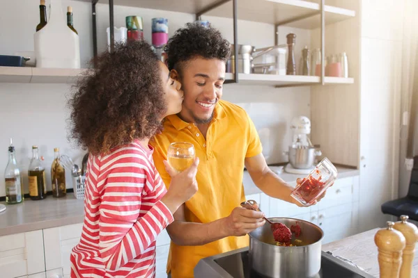 年轻的非洲裔美国人夫妇一起在厨房做饭 — 图库照片