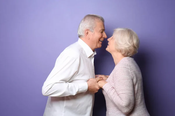 Feliz Pareja Ancianos Fondo Color —  Fotos de Stock