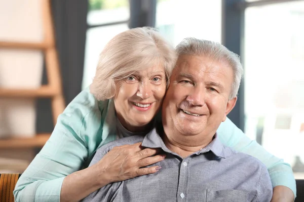 Feliz Pareja Ancianos Casa —  Fotos de Stock