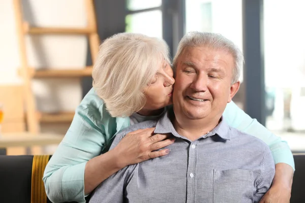 Feliz Pareja Ancianos Casa —  Fotos de Stock