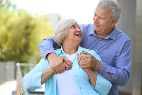 Feliz Pareja Ancianos Aire Libre —  Fotos de Stock