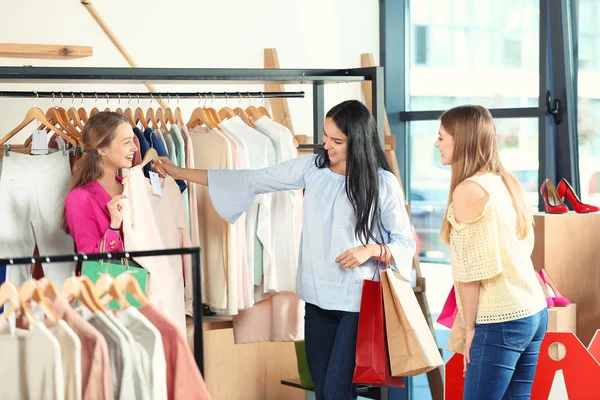 Hermosas Chicas Jóvenes Eligiendo Ropa Tienda —  Fotos de Stock