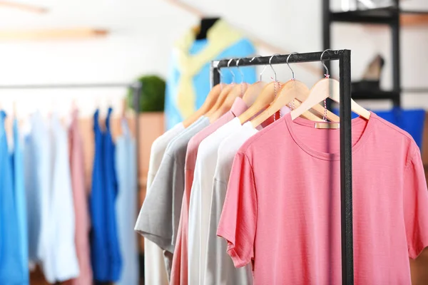 Bastidor Con Camisetas Femeninas Tienda Ropa — Foto de Stock