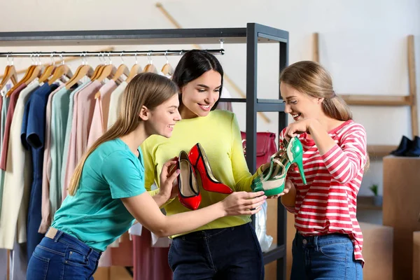 Hermosas Chicas Jóvenes Eligiendo Zapatos Tienda —  Fotos de Stock