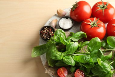 Taze fesleğen, baharat ve açık renkli domates ile stand